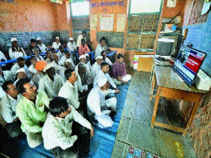 The fact is when it falls! The first time the budget was seen by the villagers | पदरात पडेल तेव्हा खरं! गावकºयांनी पाहिले पहिल्यांदाच बजेट  The fact is when it falls! The first time the budget was seen by the villagers | पदरात पडेल तेव्हा खरं! गावकºयांनी पाहिले पहिल्यांदाच बजेट
