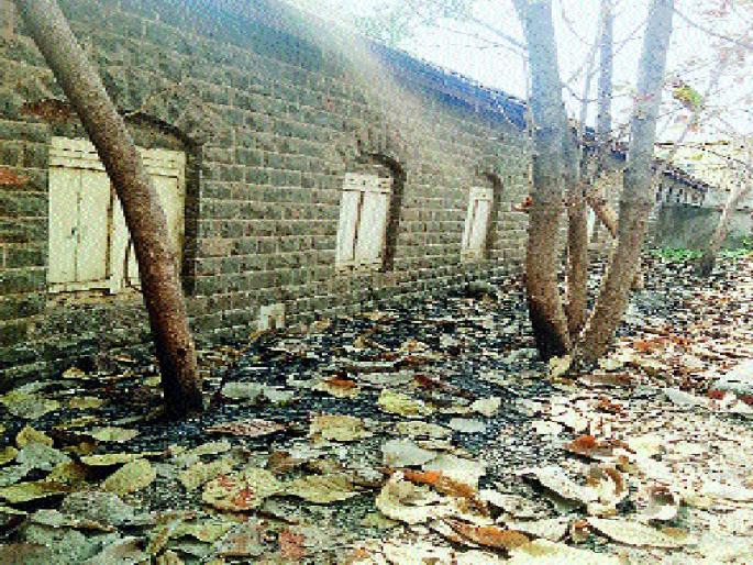 Police lock-up is not water, drinking water is not available | पोलिसांच्या लॉकअपची दुरवस्था, पिण्यासाठी पाणी नाही, अपु-या खोल्यांमुळे आरोपींची एकत्रच कोंबाकोंबी Police lock-up is not water, drinking water is not available | पोलिसांच्या लॉकअपची दुरवस्था, पिण्यासाठी पाणी नाही, अपु-या खोल्यांमुळे आरोपींची एकत्रच कोंबाकोंबी