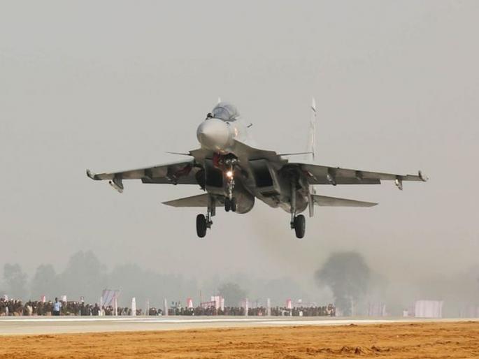 Air Force's tremendous show of power, Mirage, Rafale and other fighter jets landed on the highway | हवाई दलाचं जबरदस्त शक्तिप्रदर्शन, हायवेवर उतरवली मिराज, राफेलसह ही लढाऊ विमानं Air Force's tremendous show of power, Mirage, Rafale and other fighter jets landed on the highway | हवाई दलाचं जबरदस्त शक्तिप्रदर्शन, हायवेवर उतरवली मिराज, राफेलसह ही लढाऊ विमानं