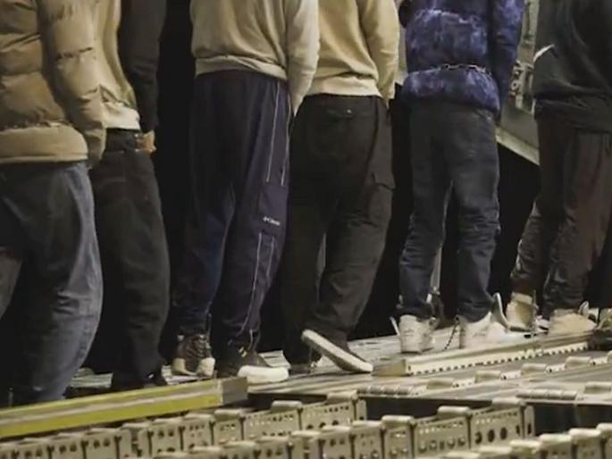 'Illegal aliens'! American official posts video of 104 Indians who deported to India ; sitting on plane | 'अवैध एलियन्स'! १०४ भारतीयांचा व्हिडीओ अमेरिकन अधिकाऱ्याने पोस्ट केला; विमानात बसलेला 'Illegal aliens'! American official posts video of 104 Indians who deported to India ; sitting on plane | 'अवैध एलियन्स'! १०४ भारतीयांचा व्हिडीओ अमेरिकन अधिकाऱ्याने पोस्ट केला; विमानात बसलेला