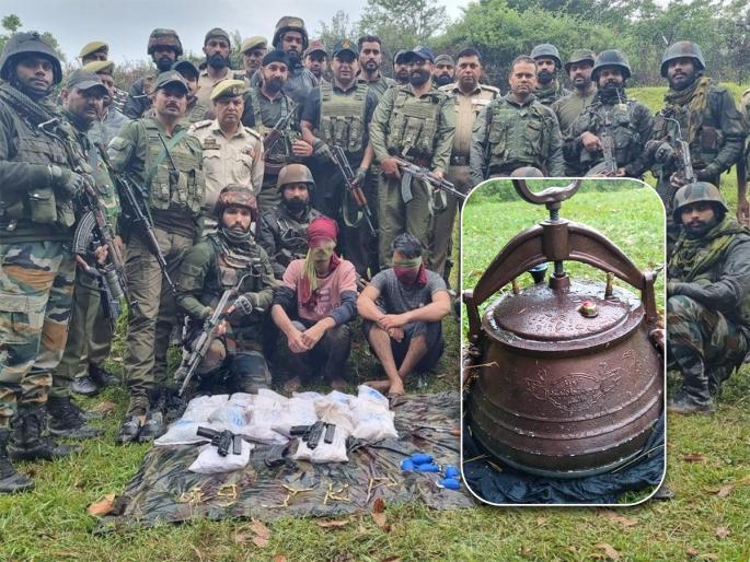 Indian Army and J&K Police on the Line of Control in the Poonch Sector in Jammu and Kashmir while attempting to cross the fence line Meanwhile the Army has detained 3 terrorists | भारतीय सैन्याचे मोठे यश! लष्कर आणि दहशतवाद्यांमध्ये गोळीबार, ३ जणांना जीवंत पकडले   Indian Army and J&K Police on the Line of Control in the Poonch Sector in Jammu and Kashmir while attempting to cross the fence line Meanwhile the Army has detained 3 terrorists | भारतीय सैन्याचे मोठे यश! लष्कर आणि दहशतवाद्यांमध्ये गोळीबार, ३ जणांना जीवंत पकडले