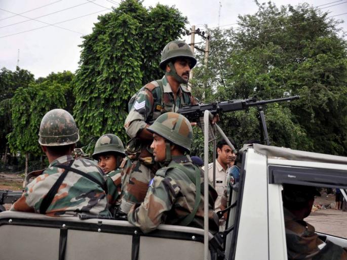 500 people arrested in Kashmir, Army on alert after confidential information | काश्मीरमध्ये ५०० जणांची धरपकड, गोपनीय माहितीनंतर लष्कर सतर्क   500 people arrested in Kashmir, Army on alert after confidential information | काश्मीरमध्ये ५०० जणांची धरपकड, गोपनीय माहितीनंतर लष्कर सतर्क