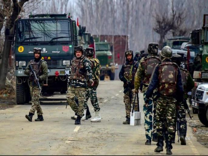 Indian Army: Soldiers saved the life of a Pakistani terrorist who was seriously injured in an encounter by donating blood | Indian Army: चकमकीत गंभीर जखमी झालेल्या पाकिस्तानी दहशतवाद्याचे जवानांनी रक्तदान करून वाचवले प्राण