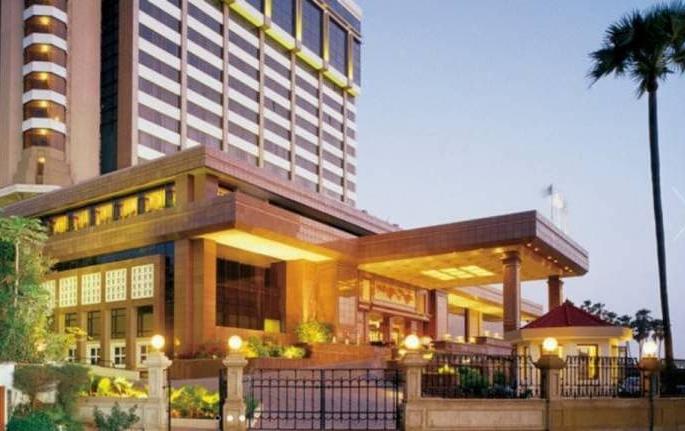 Temples opened ... Hotels will run smoothly only if tourist places are allowed | मंदिरे उघडली...पर्यटनस्थळांना परवानगी दिली तरच हॉटेल्स सुरळीत चालतील Temples opened ... Hotels will run smoothly only if tourist places are allowed | मंदिरे उघडली...पर्यटनस्थळांना परवानगी दिली तरच हॉटेल्स सुरळीत चालतील