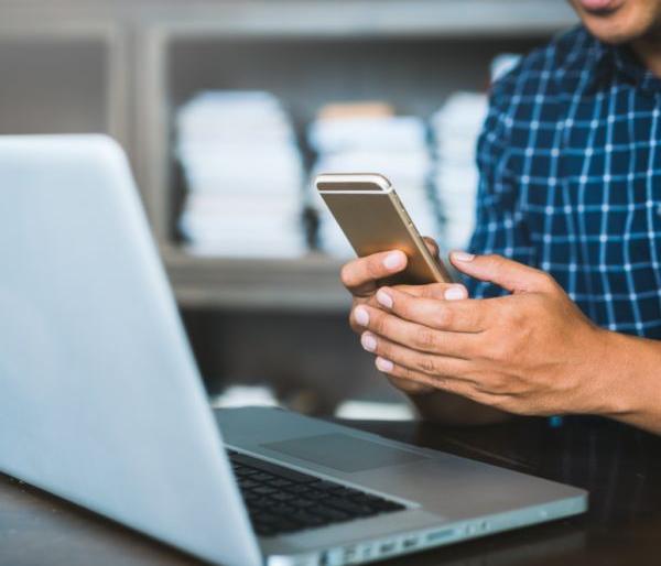 Customers want Indian mobiles and laptops | ग्राहकांना हवा भारतीय मोबाईल व लॅपटॉप Customers want Indian mobiles and laptops | ग्राहकांना हवा भारतीय मोबाईल व लॅपटॉप