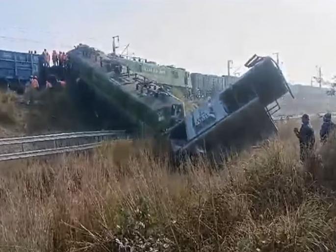 Two freight trains came on the same track In Uttar Pradesh, a terrible collision occurred | एकाच ट्रॅकवर आल्या दोन मालगाड्या, झाली भीषण धडक Two freight trains came on the same track In Uttar Pradesh, a terrible collision occurred | एकाच ट्रॅकवर आल्या दोन मालगाड्या, झाली भीषण धडक