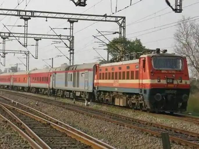 Indian Railway News: The station master fell asleep, did not get the signal, the train got stuck at the station, the driver got tired of blowing the horn, finally... | स्टेशन मास्तरला लागली डुलकी, मिळाला नाही सिग्नल, स्टेशनवर खोळंबली ट्रेन, ड्रायव्हर हॉर्न वाजवून दमला, अखेर... Indian Railway News: The station master fell asleep, did not get the signal, the train got stuck at the station, the driver got tired of blowing the horn, finally... | स्टेशन मास्तरला लागली डुलकी, मिळाला नाही सिग्नल, स्टेशनवर खोळंबली ट्रेन, ड्रायव्हर हॉर्न वाजवून दमला, अखेर...
