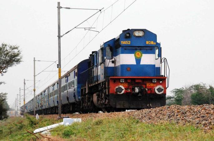 'Long' distance trains 'Late' due to block and fog | ब्लॉक व धुक्यामुळे लांब पल्ल्याच्या आठ रेल्वेगाड्या ‘लेट’ 'Long' distance trains 'Late' due to block and fog | ब्लॉक व धुक्यामुळे लांब पल्ल्याच्या आठ रेल्वेगाड्या ‘लेट’