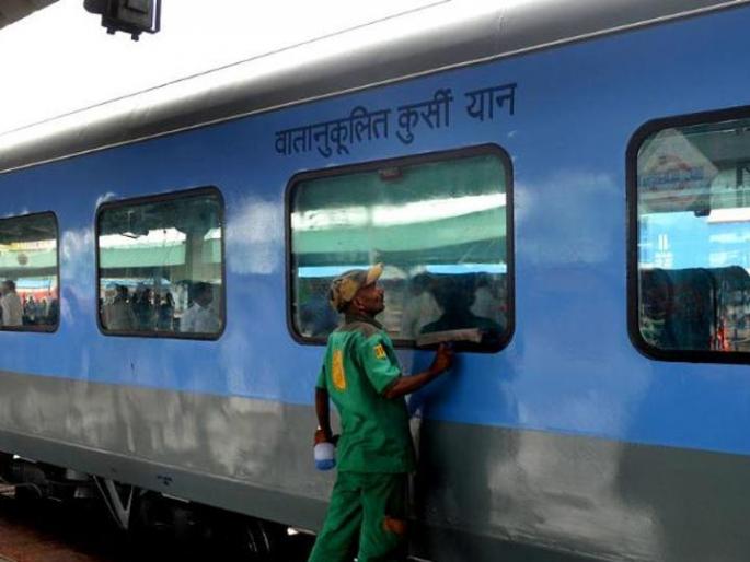 4 Months Later You Have To Pay More For Your Tea And Meals On Trains | रेल्वे प्रवाशांना मोठा झटका; जेवण करण्यासाठी मोजावे लागणार जास्तीचे पैसे, चहाची किंमत तर...