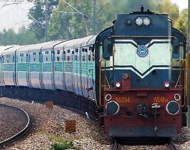 Superintendent day; Two special trains from Solapur to Mumbai | महापरिनिर्वाण दिन; मुंबईला जाण्यासाठी सोलापूरहुन दोन विशेष गाड्या Superintendent day; Two special trains from Solapur to Mumbai | महापरिनिर्वाण दिन; मुंबईला जाण्यासाठी सोलापूरहुन दोन विशेष गाड्या
