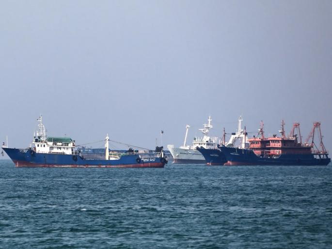 Middle East Crisis: 15 Indian ships stranded in Hormuz due to US blockade; Navy rushes for help | अमेरिकेच्या नाकेबंदीमुळे १५ भारतीय जहाजे होर्मुझमध्ये अडकली; मदतीसाठी नौदलाची धाव... Middle East Crisis: 15 Indian ships stranded in Hormuz due to US blockade; Navy rushes for help | अमेरिकेच्या नाकेबंदीमुळे १५ भारतीय जहाजे होर्मुझमध्ये अडकली; मदतीसाठी नौदलाची धाव...