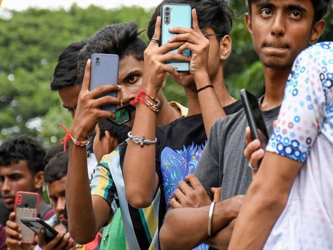 Indian leader in Showbazi! One number in the world to buy expensive smartphones, apple is in main role | भपकेबाजीत भारतीय आघाडीवर! महागडे फोन घेण्यात जगात लागतो एक नंबर... Indian leader in Showbazi! One number in the world to buy expensive smartphones, apple is in main role | भपकेबाजीत भारतीय आघाडीवर! महागडे फोन घेण्यात जगात लागतो एक नंबर...