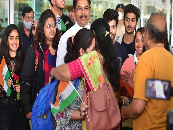 russia ukraine war nine students return to pune solapur maharashtra | Russia-Ukraine war : युक्रेनहून पुण्यात परतल्या नऊ विद्यार्थिनी; घरच्यांना पाहून विमानतळावर कोसळले रडू russia ukraine war nine students return to pune solapur maharashtra | Russia-Ukraine war : युक्रेनहून पुण्यात परतल्या नऊ विद्यार्थिनी; घरच्यांना पाहून विमानतळावर कोसळले रडू