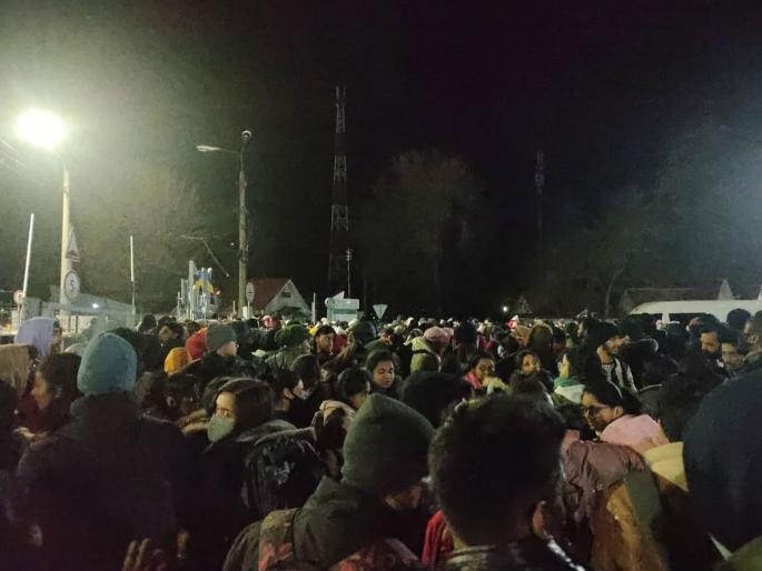 russia ukraine conflict indian students beaten with sticks tear gas | Russia-Ukraine Conflict: भारतीय विद्यार्थ्यांवर लाठीमार, अश्रुधुराचा मारा; युक्रेन सोडताना मरणयातना russia ukraine conflict indian students beaten with sticks tear gas | Russia-Ukraine Conflict: भारतीय विद्यार्थ्यांवर लाठीमार, अश्रुधुराचा मारा; युक्रेन सोडताना मरणयातना