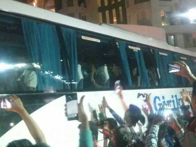 Kedar Jadhav's Team India's hospitality, special Maharashtai banquet at home in Pune | केदार जाधवचं टीम इंडियाला आदरातिथ्य, पुण्यातील घरी खास महाराष्ट्रीय मेजवानी