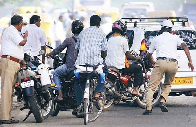 govt approves motor vehicle bill with incresed penalties for breking traffic rules | वाहतुकीचे नियम मोडण्याची हिंमत होणार नाही एवढा दंड ठोठावणार मोदी सरकार