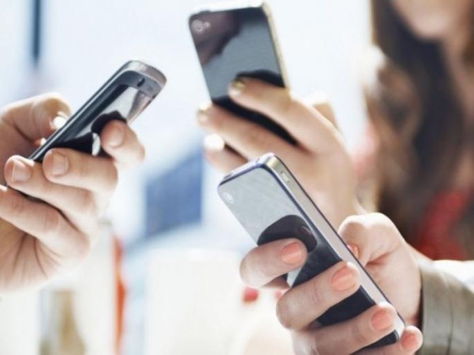 Indians spend more time on smartphone rather than Tv, know what they are searching | टीव्हीपेक्षा जास्त वेळ मोबाईलवर घालवतात भारतीय लोक, जाणून घ्या काय बघतात? Indians spend more time on smartphone rather than Tv, know what they are searching | टीव्हीपेक्षा जास्त वेळ मोबाईलवर घालवतात भारतीय लोक, जाणून घ्या काय बघतात?