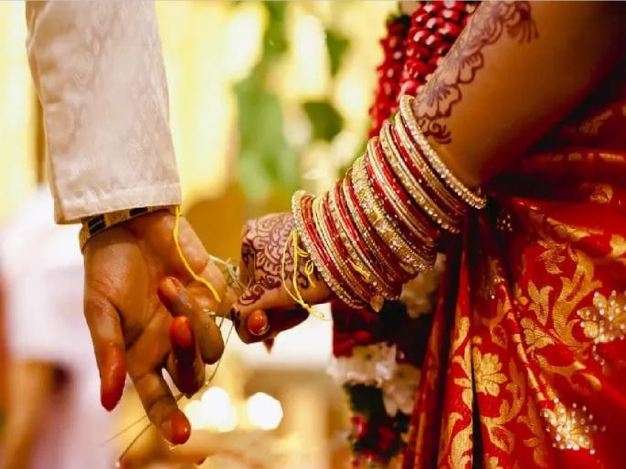 Groom kisses bride in front of 300 people, angry bride rushes to police station | नवऱ्या मुलाने 300 लोकांसमोर मुलीला Kiss केले, चिडलेल्या नववधूने थेट पोलीस स्टेशन गाठले Groom kisses bride in front of 300 people, angry bride rushes to police station | नवऱ्या मुलाने 300 लोकांसमोर मुलीला Kiss केले, चिडलेल्या नववधूने थेट पोलीस स्टेशन गाठले