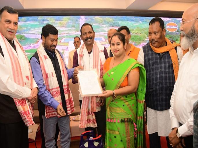 Suddenly a pornographic video appeared on Indian Oil's program, the Union Minister was present | इंडियन ऑइलच्या कार्यक्रमात अचानक लागला अश्लील व्हिडिओ, केंद्रीय मंत्री होते उपस्थित Suddenly a pornographic video appeared on Indian Oil's program, the Union Minister was present | इंडियन ऑइलच्या कार्यक्रमात अचानक लागला अश्लील व्हिडिओ, केंद्रीय मंत्री होते उपस्थित