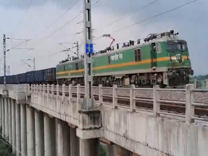 Indian Railway: 354 wagons, 7 engines and 4.5 km length; The country's longest goods train 'Rudrastra' ran in this state | 354 डब्बे, 7 इंजिन अन् 4.5 किमी लांबी; या राज्यात धावली देशातील सर्वात लांब मालगाडी ‘रुद्रास्त्र’ Indian Railway: 354 wagons, 7 engines and 4.5 km length; The country's longest goods train 'Rudrastra' ran in this state | 354 डब्बे, 7 इंजिन अन् 4.5 किमी लांबी; या राज्यात धावली देशातील सर्वात लांब मालगाडी ‘रुद्रास्त्र’