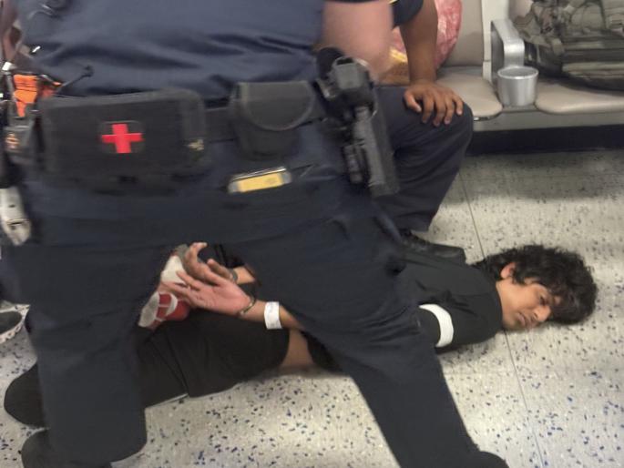 America Immigration Policy: Handcuffed, thrown to the ground and... Indian student in America treated inhumanely | Video: हातात बेड्या, जमिनीवर फेकले अन्...अमेरिकेत भारतीय विद्यार्थ्यासोबत अमानुष वागणूक