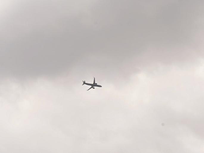 Passengers tremble! Severe storm... IndiGo plane sways in the air at Chhatrapati Sambhajinagar | प्रवाशांचा थरकाप! भीषण वादळ...छत्रपती संभाजीनगरात इंडिगो विमानाचे हवेत हेलकावे Passengers tremble! Severe storm... IndiGo plane sways in the air at Chhatrapati Sambhajinagar | प्रवाशांचा थरकाप! भीषण वादळ...छत्रपती संभाजीनगरात इंडिगो विमानाचे हवेत हेलकावे