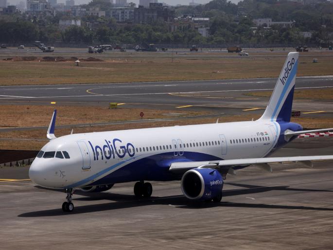 Kolkata to Srinagar Flight: IndiGo flight makes emergency landing in Varanasi | इंडिगो विमानाची वाराणसीत इमर्जन्सी लँडिंग, इंधनगळती झाल्याचे उघड, सर्व प्रवासी सुरक्षित
