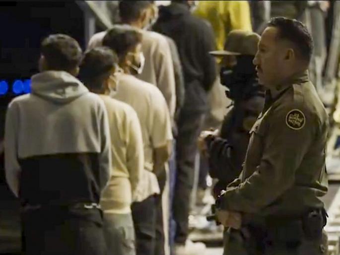 How dare Donald Trump do this? illegal indian immigrants in hand cuffs | डोनाल्ड ट्रम्प यांना ही हिंमत होतेच कशी ? How dare Donald Trump do this? illegal indian immigrants in hand cuffs | डोनाल्ड ट्रम्प यांना ही हिंमत होतेच कशी ?