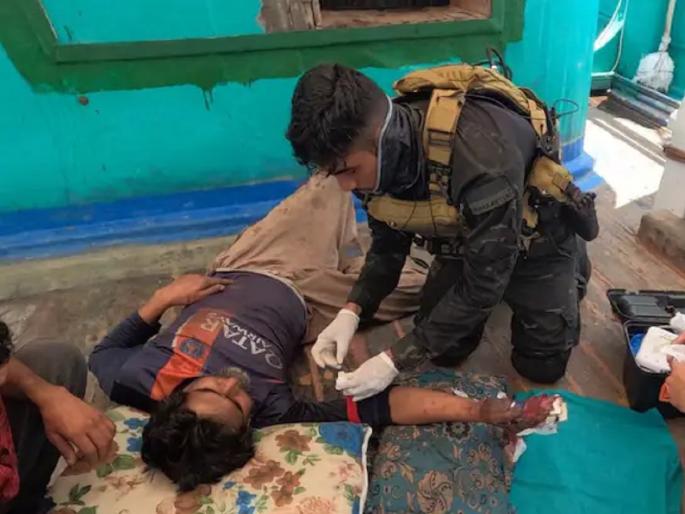 Indian Navy rushed to rescue Pakistani man, performed surgery at sea to save his life | पाकिस्तानी व्यक्तीसाठी भारतीय नौदल सरसावले, समुद्रात शस्त्रक्रिया करुन वाचवले प्राण Indian Navy rushed to rescue Pakistani man, performed surgery at sea to save his life | पाकिस्तानी व्यक्तीसाठी भारतीय नौदल सरसावले, समुद्रात शस्त्रक्रिया करुन वाचवले प्राण