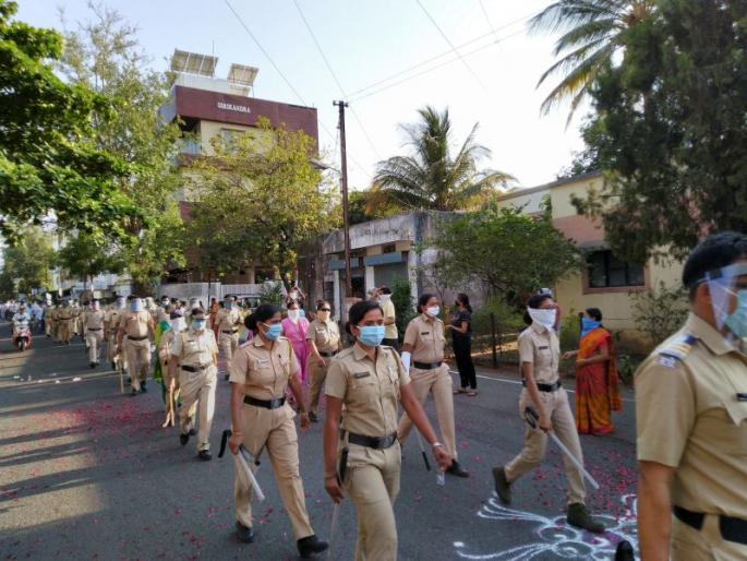 Welcoming the police movement by showering flowers in Nashik | नाशकात पुष्पवृष्टी करून पोलीस संचलनाचे स्वागत Welcoming the police movement by showering flowers in Nashik | नाशकात पुष्पवृष्टी करून पोलीस संचलनाचे स्वागत