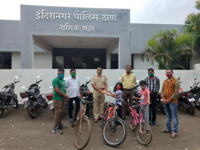 Chimukalya's face lit up with joy as he got back the stolen bicycle | चोरी गेलेल्या सायकल परत मिळाल्याने चिमुकल्यांच्या चेहऱ्यांवर फुलला आनंद  Chimukalya's face lit up with joy as he got back the stolen bicycle | चोरी गेलेल्या सायकल परत मिळाल्याने चिमुकल्यांच्या चेहऱ्यांवर फुलला आनंद