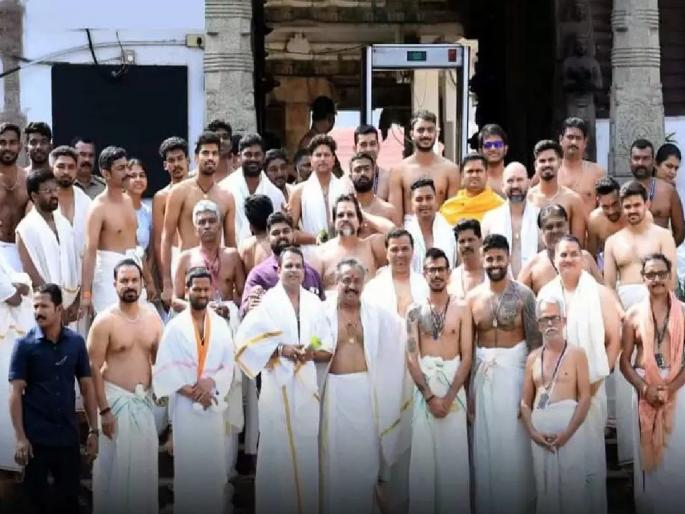 IND vs SL 3rd ODI : Indian cricket team visited Padmanabhaswamy temple in Trivandrum | IND vs SL 3rd ODI : सामन्यापूर्वी टीम इंडियाने घेतले पद्मनाभस्वामींचे दर्शन, फोटो व्हायरल IND vs SL 3rd ODI : Indian cricket team visited Padmanabhaswamy temple in Trivandrum | IND vs SL 3rd ODI : सामन्यापूर्वी टीम इंडियाने घेतले पद्मनाभस्वामींचे दर्शन, फोटो व्हायरल