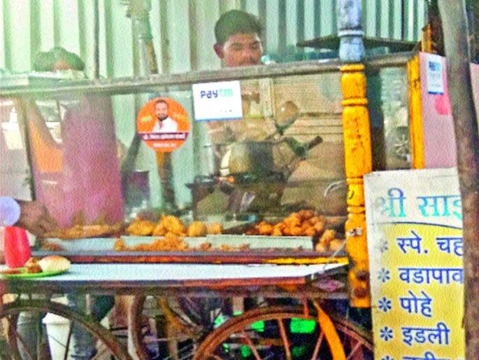 The game with the health of the consumers at the open market | उघड्यावर खाद्यपदार्थ विक्रीतून ग्राहकांच्या आरोग्याशी खेळ The game with the health of the consumers at the open market | उघड्यावर खाद्यपदार्थ विक्रीतून ग्राहकांच्या आरोग्याशी खेळ