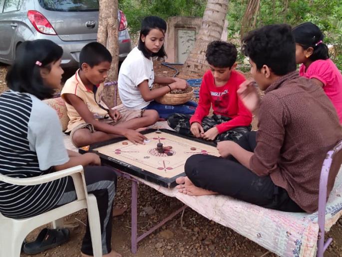 Outdoor games lost in lockdown ... | लॉकडाऊनमध्ये हरपले मैदानी खेळ ...: चिमुकल्यांच्या आनंदावर विरजण, इनडोअर गेमवर समाधान Outdoor games lost in lockdown ... | लॉकडाऊनमध्ये हरपले मैदानी खेळ ...: चिमुकल्यांच्या आनंदावर विरजण, इनडोअर गेमवर समाधान