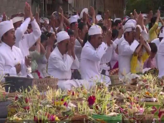 Hindu pilgrims are sacrificing the volcano, sacrifice and worship, millions of people leave their home and flee | ज्वालामुखी शांत करण्यासाठी हिंदू करत आहेत यज्ञ आणि पूजा, लाखो लोकांचं घर सोडून पलायन  Hindu pilgrims are sacrificing the volcano, sacrifice and worship, millions of people leave their home and flee | ज्वालामुखी शांत करण्यासाठी हिंदू करत आहेत यज्ञ आणि पूजा, लाखो लोकांचं घर सोडून पलायन