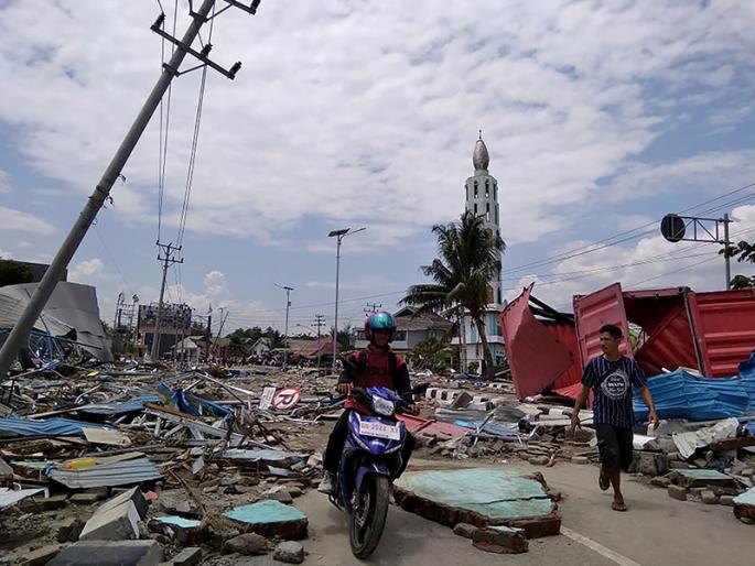 Quake, tsunami kills at least 30 on Indonesia's Sulawesi island | इंडोनेशियातील भूकंप आणि त्सुनामीत 30 जणांचा मृत्यू Quake, tsunami kills at least 30 on Indonesia's Sulawesi island | इंडोनेशियातील भूकंप आणि त्सुनामीत 30 जणांचा मृत्यू