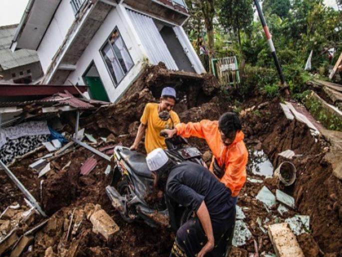 The country with the largest Muslim population in the world was shaken, 17 people died; Two major earthquakes occurred after the landslide | जगात सर्वाधिक मुस्लिम लोकसंख्या असलेला देश हादरला, १७ जणांचा बळी; भूस्खलनानंतर बसले दोन मोठे भूकंपाचे धक्के The country with the largest Muslim population in the world was shaken, 17 people died; Two major earthquakes occurred after the landslide | जगात सर्वाधिक मुस्लिम लोकसंख्या असलेला देश हादरला, १७ जणांचा बळी; भूस्खलनानंतर बसले दोन मोठे भूकंपाचे धक्के