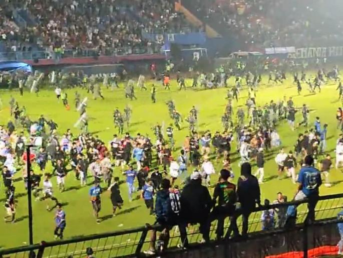 in indonesia death frenzy on the football field fans of the losing team in the field | फुटबॉल मैदानात मृत्यूचे तांडव; हरलेल्या संघाचे फॅन्स मैदानात; लाठीमार, पळापळ अन् चेंगराचेंगरी