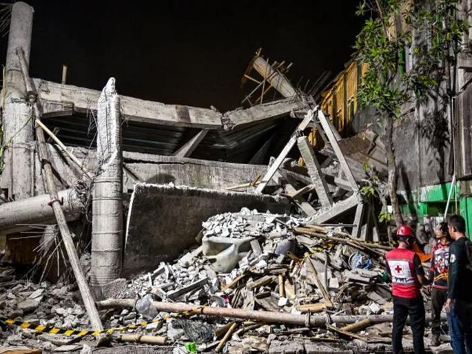 Indonesia School Collapse: Students were offering prayers when a loud noise was heard, the school building collapsed, trapping 65 students. | नमाज पढत होते विद्यार्थी, तेवढ्यात झाला मोठा आवाज, शाळेची इमारत कोसळून ६५ विद्यार्थी अडकले Indonesia School Collapse: Students were offering prayers when a loud noise was heard, the school building collapsed, trapping 65 students. | नमाज पढत होते विद्यार्थी, तेवढ्यात झाला मोठा आवाज, शाळेची इमारत कोसळून ६५ विद्यार्थी अडकले
