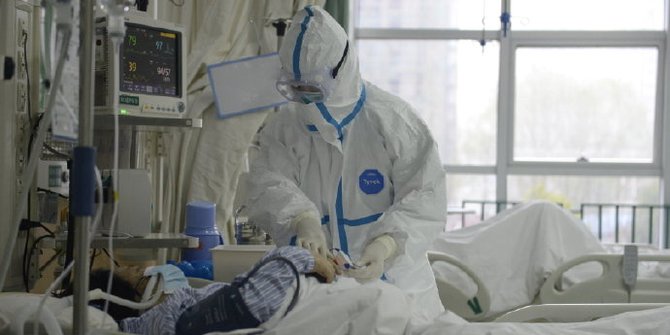 People jumped into the sea for fear of Corona! | कोरोनाच्या भीतीनं समुद्रात उड्या!