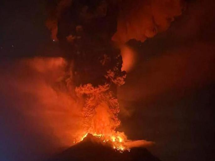Volcanic Eruption, Tsunami Warning 11,000 citizens ordered to leave their homes | ज्वालामुखीचा उद्रेक, त्सुनामीचा इशारा; ११,००० नागरिकांना घर सोडण्याचे आदेश Volcanic Eruption, Tsunami Warning 11,000 citizens ordered to leave their homes | ज्वालामुखीचा उद्रेक, त्सुनामीचा इशारा; ११,००० नागरिकांना घर सोडण्याचे आदेश