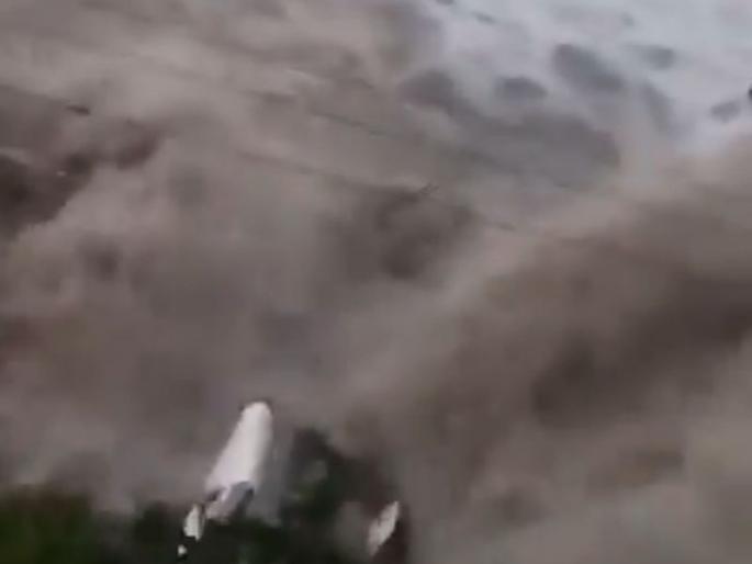 Tsunami after 7.5 earthquake earthquake in Indonesia | इंडोनेशियामध्ये 7.5 रिश्टर स्केलच्या भुकंपानंतर त्सुनामी Tsunami after 7.5 earthquake earthquake in Indonesia | इंडोनेशियामध्ये 7.5 रिश्टर स्केलच्या भुकंपानंतर त्सुनामी