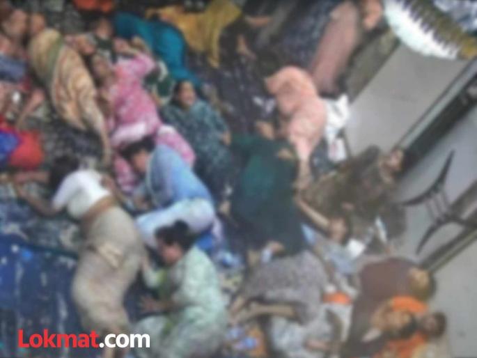Transgender groups in Indore caused a commotion 22 of them drank phenol together | Indore: एकाच वेळी २२ तृतीयपंथीयांचा जीव देण्याचा प्रयत्न; बंद खोलीत सुरु होता प्रकार, इंदूरमध्ये खळबळ Transgender groups in Indore caused a commotion 22 of them drank phenol together | Indore: एकाच वेळी २२ तृतीयपंथीयांचा जीव देण्याचा प्रयत्न; बंद खोलीत सुरु होता प्रकार, इंदूरमध्ये खळबळ