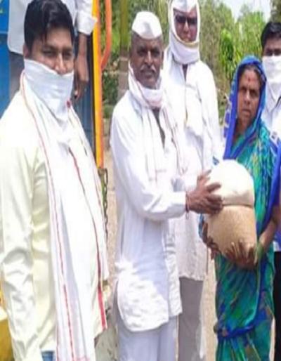 Indorekar Maharaj rushed to the aid..the poor families were distributed | इंदोरीकर महाराज धावले मदतीला..गरीब कुटुंबांना केले धान्यवाटप Indorekar Maharaj rushed to the aid..the poor families were distributed | इंदोरीकर महाराज धावले मदतीला..गरीब कुटुंबांना केले धान्यवाटप