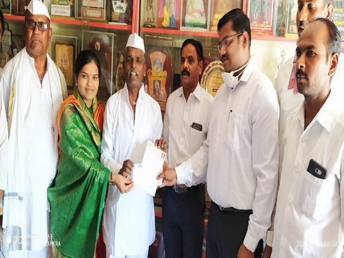 One lakh assistance for the Sangamner Assistance Fund of Indorekar Maharaj | इंदोरीकर महाराजांचं समाजभान; कोरोनाविरुद्धच्या लढाईसाठी 'लाखमोलाचं' दान One lakh assistance for the Sangamner Assistance Fund of Indorekar Maharaj | इंदोरीकर महाराजांचं समाजभान; कोरोनाविरुद्धच्या लढाईसाठी 'लाखमोलाचं' दान