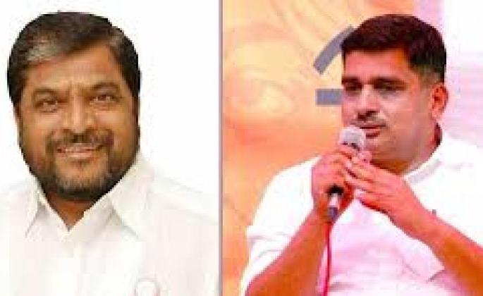 Raju Shetty, along with Congress leader, 'Swabhimani' has two seats | राजू शेट्टी काँग्रेस आघाडीसोबतच, ‘स्वाभिमानी’ला दोन जागा Raju Shetty, along with Congress leader, 'Swabhimani' has two seats | राजू शेट्टी काँग्रेस आघाडीसोबतच, ‘स्वाभिमानी’ला दोन जागा