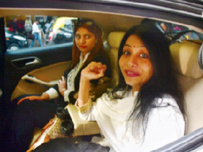 indrani mukherjee finally out of jail after six and a half years | इंद्राणी मुखर्जी अखेर कारागृहाबाहेर; साडेसहा वर्षांनी सुटका, म्हणाली, ‘मैं बहुत खुश हूँ...’ indrani mukherjee finally out of jail after six and a half years | इंद्राणी मुखर्जी अखेर कारागृहाबाहेर; साडेसहा वर्षांनी सुटका, म्हणाली, ‘मैं बहुत खुश हूँ...’