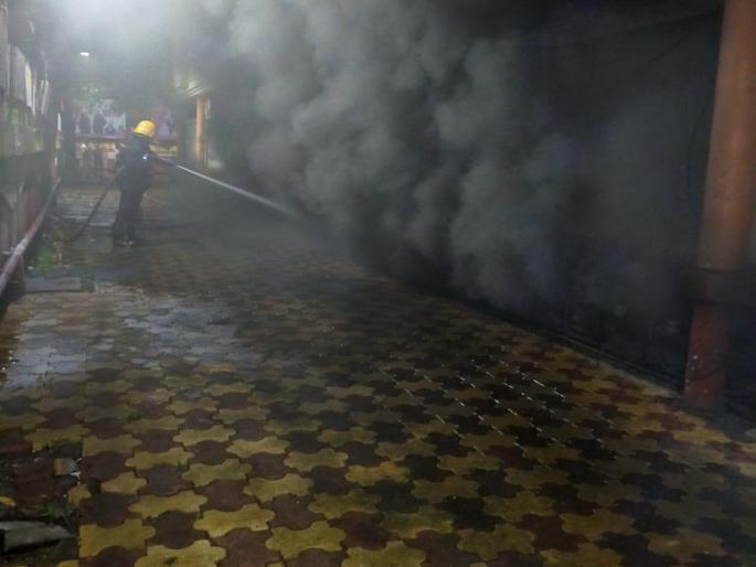 Massive fire at Indraprastha shopping center in Mumbai, 14 vehicles at the scene | मुंबईतल्या इंद्रप्रस्थ शॉपिंग सेंटरमध्ये भीषण आग, १४ गाड्या घटनास्थळी Massive fire at Indraprastha shopping center in Mumbai, 14 vehicles at the scene | मुंबईतल्या इंद्रप्रस्थ शॉपिंग सेंटरमध्ये भीषण आग, १४ गाड्या घटनास्थळी