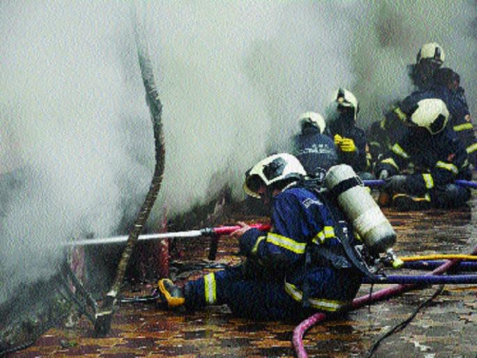 Fire robot rushed to put out the fire; Fire control in shopping center, no casualties | आग विझवण्यासाठी धावून आला फायर रोबो; शॉपिंग सेंटरमधील आगीवर नियंत्रण, जीवितहानी नाही Fire robot rushed to put out the fire; Fire control in shopping center, no casualties | आग विझवण्यासाठी धावून आला फायर रोबो; शॉपिंग सेंटरमधील आगीवर नियंत्रण, जीवितहानी नाही