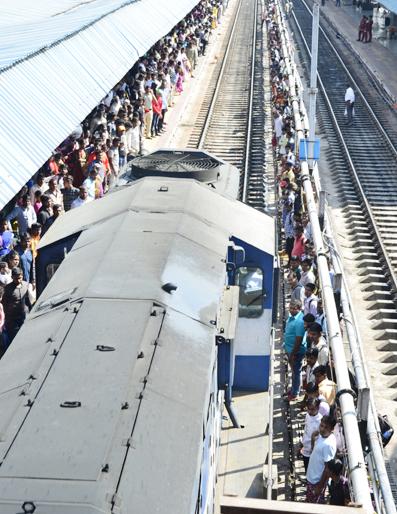 'Indrayani' explosion of intruder intrusion ...! | ‘इंद्रायणी’ एक्सप्रेसमधील जीवघेणी घुसखोरी...!